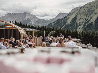 Hochzeit - Candybar: Sweettable - Österreich - Die Terrasse des VIEW bietet die ideale Kulisse für eine Trauung in Tirols Bergen. - Das View - the Pop-Up
