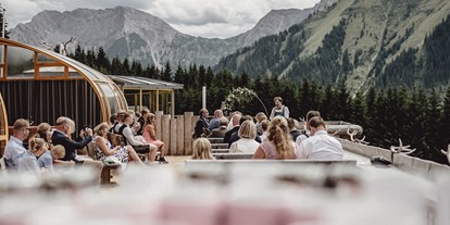 Hochzeit - Art der Location: Eventlocation - Die Terrasse des VIEW bietet die ideale Kulisse für eine Trauung in Tirols Bergen. - Das View - the Pop-Up