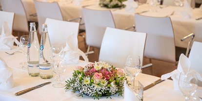 Hochzeit - barrierefreie Location - Berlin-Stadt Mitte - Gedeckte Tische mit Gesteck - Französischer Dom und Restaurant Hugo & Notte