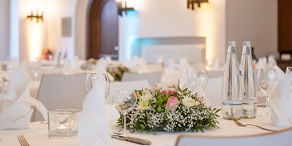 Hochzeit - Hochzeits-Stil: Boho-Glam - Berlin-Stadt Kreuzberg - Gedeckte Tische mit Gesteck - Französischer Dom und Restaurant Hugo & Notte