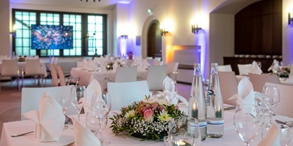 Hochzeit - Hochzeitsessen: Catering - Berlin - Gedeckte Tische mit Gesteck - Französischer Dom und Restaurant Hugo & Notte