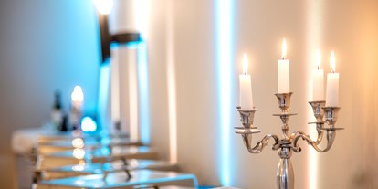 Hochzeit - Fotobox - Altlandsberg - Gestelltes Buffet mit Kerze im Vordergrund - Französischer Dom und Restaurant Hugo & Notte