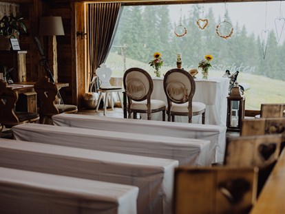Hochzeit - Art der Location: Gasthaus - Eine Indoor-Trauung vor einem riesigen Panoramablick. - TIERGARTEN ALM