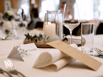 Hochzeit - Hochzeitsessen: Catering - Eine festlich gedeckte Tafel für eure Hochzeitsfeier im Gasthaus Schmidt in 2440 Reisenberg. - Gasthaus Schmidt