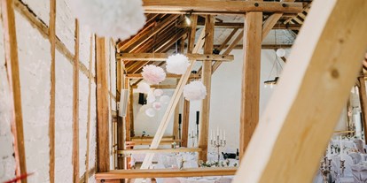 Hochzeit - Hunde erlaubt - Braunsbach - Hohe Decken, alte Balken und Steinwände, kombiniert mit einer modernen Innenausstattung geben dem Raum etwas ganz Besonderes. - Landgut Halsberg 