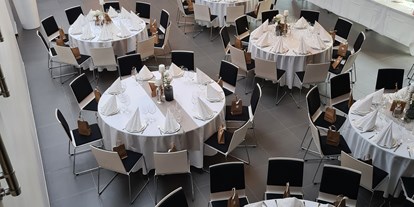 Hochzeit - Hochzeits-Stil: Modern - Eppstein - Die Hochzeitslocation BOTANICAL mit großen, runden Tischen für eure Hochzeit. - Hochzeits- und Eventlocation BOTANICAL
