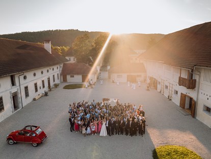 Hochzeit - Preisniveau: günstig - Alte Meierei Bleiburg - Innenhof mit Hochzeitsgesellschaft 2 - ALTE MEIEREI BLEIBURG