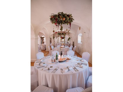 Hochzeit - Preisniveau: günstig - Alte Meierei Bleiburg I Säulenhalle mit gedeckten Tischen 2 (hochkant) - ALTE MEIEREI BLEIBURG