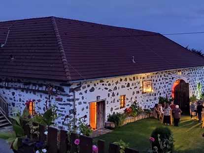 Hochzeit - Art der Location: Bauernhof/Landhaus - Abbrandtnergut bei Nacht - Abbrandtnergut auf dem Balkon von Linz