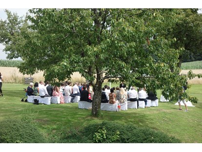 Hochzeit - Hochzeits-Stil: Rustic - Österreich - Zeremonie im Obstgarten - Abbrandtnergut auf dem Balkon von Linz