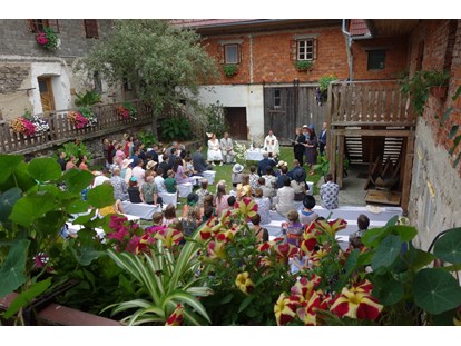 Hochzeit - Hochzeits-Stil: Vintage - Zeremonie im Innenhof - Abbrandtnergut auf dem Balkon von Linz