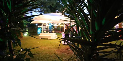 Hochzeit - Garten - Schriesheim - Laue Sommernacht auf dem Jägerhof mit beleuchteten Schirmen und Stehtischen, 
vor dem "Hochzeittszimmer" - Jägerhof Biblis