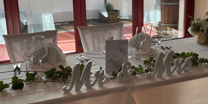 Hochzeit - Art der Location: Eventlocation - Kindenheim - Brauttisch in der "Kutscher Remise" - Jägerhof Biblis