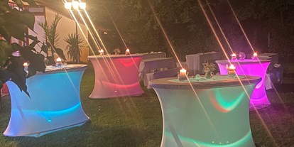 Hochzeit - Hochzeits-Stil: Traditionell - Bissersheim - Beleuchtete ovale Stehtische
in einer lauen Sommernacht. - Jägerhof Biblis