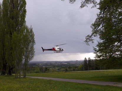 Hochzeit - Umgebung: im Park - Oberösterreich - Der Hubschrauber bringt das frisch vermählte Brautpaare zum Hof Groß Höllnberg. - Hof Groß Höllnberg
