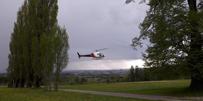 Hochzeit - Oberösterreich - Der Hubschrauber bringt das frisch vermählte Brautpaare zum Hof Groß Höllnberg. - Hof Groß Höllnberg