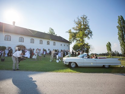 Hochzeit - Parkplatz: Busparkplatz - Ebensee - Heiraten auf dem Hof Groß Höllnberg in Oberösterreich. - Hof Groß Höllnberg