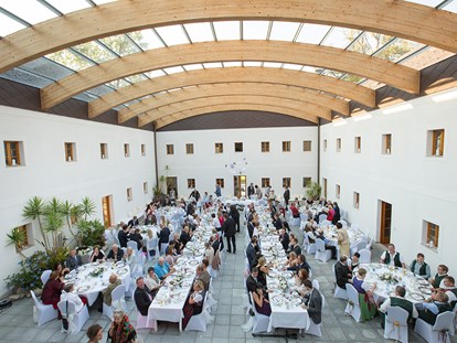 Hochzeit - Umgebung: im Park - Traunkirchen - Heiraten auf dem Hof Groß Höllnberg in Oberösterreich. - Hof Groß Höllnberg