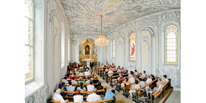 Hochzeit - Schweiz - Innenraum der Kur- und Hochzeitskapelle mit eindrucksvollem Wandgemälde der Künstlerin Tatjana Tiziana (Malstil surrealer Barock) - Bad Schinznach AG