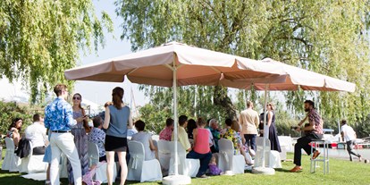 Hochzeit - Art der Location: Strand - Für eine Trauung unter freiem Himmel direkt am Neusiedlersee - das Hotel Seepark-Weiden. - Strandbar im Seepark Weiden
