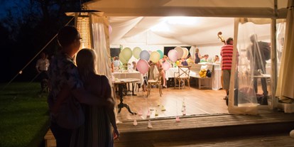 Hochzeit - Umgebung: am See - Burgenland - Feiert eure Hochzeit in einem Hochzeitszelt im Hotel Seepark-Weiden im Nordburgenland. - Strandbar im Seepark Weiden