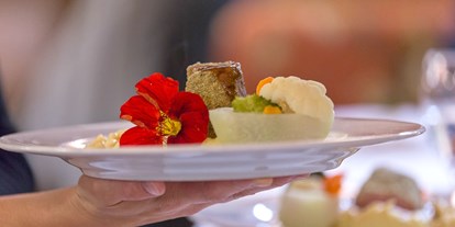 Hochzeit - Trauung im Freien - Bludenz - Hauptgericht - Schweinefiletmedaillons in der Kräuterkruste mit Gemüseschiffchen - Relax- & Vitalhotel Adler