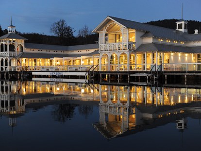 Hochzeit - Umgebung: am See - Werzer's Badehaus bei Nacht  - Werzers Hotel Resort Pörtschach