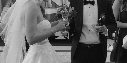 Hochzeit - Frühlingshochzeit - St. Gerold - Unser Brautpaar beim Aperitifempfang - vorgefahren mit schmuckem Oldtimer - Vienna House Martinspark Dornbirn