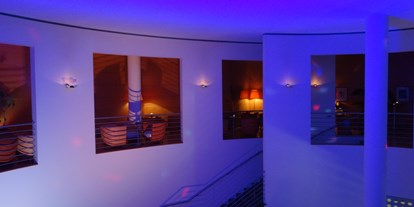 Hochzeit - Art der Location: Hotel - Bludenz - Hotelhalle mit Galerie stilvoll beleuchtet - Vienna House Martinspark Dornbirn