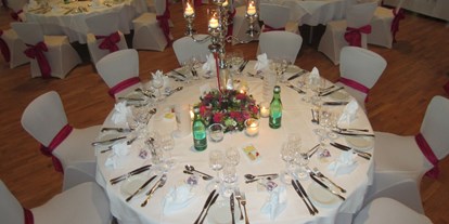 Hochzeit - Art der Location: Eventlocation - Oberstaufen - Runde Tische mit Hussen - Vienna House Martinspark Dornbirn