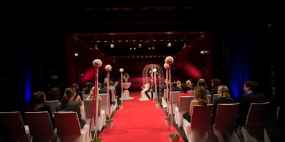 Hochzeit - Hochzeits-Stil: Urban Chic - Ilsfeld - Trauung auf der Theatersaalbühne - DAS K - Kultur- und Kongresszentrum