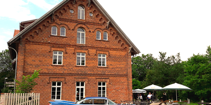 Hochzeit - Art der Location: Restaurant - Mecklenburg-Vorpommern - Hochzeitsauto vor der Bolter Mühle - Bolter Mühle
