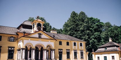 Hochzeit - Umgebung: am Land - Ebensee - Haupthaus vom Eherenhof aus - Schloss Neuwartenburg