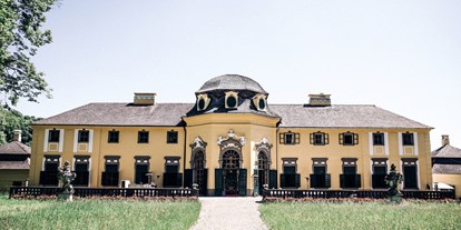 Hochzeit - Standesamt - Gmunden - Lustgarten auf der Rückseite des Schlosses eingebettet in einen englischen Landschaftspark - Schloss Neuwartenburg