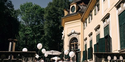 Hochzeit - Umgebung: im Park - Traunkirchen - Geschotterte  Terrasse mit Ballustrade, Stauen und Springbrunnen  - Schloss Neuwartenburg
