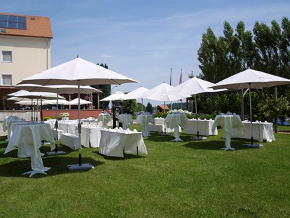 Hochzeit - Umgebung: in Weingärten - Burgenland - Empfang und/oder Agape auf der Hotelwiese - Das Eisenberg