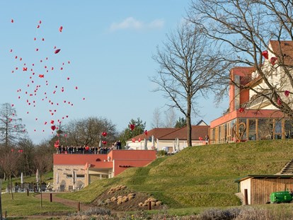 Hochzeit - Art der Location: Hotel - Luftballons steigen lassen - Das Eisenberg