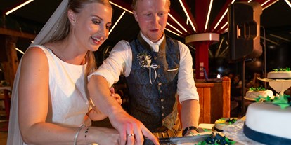 Hochzeit - Candybar: Sweettable - Altenmarkt im Pongau - Anschnitt der Hochzeitstorte - Schafalm Planai