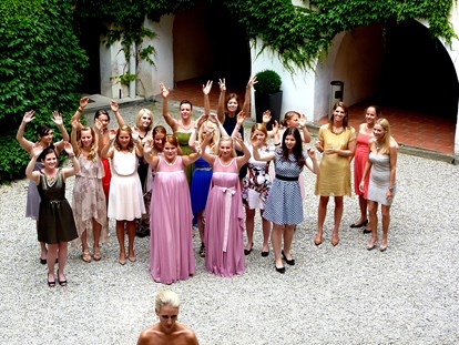 Hochzeit - Hochzeits-Stil: Vintage - Brautstraußwerfen im Innenhof - Schloss Ernegg