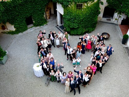 Hochzeit - Hochzeits-Stil: Boho - Gruppenfoto im Innenhof des Schloss Ernegg - Schloss Ernegg