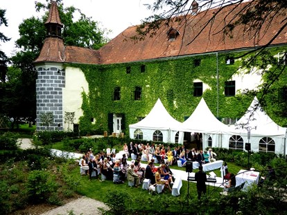 Hochzeit - Hochzeits-Stil: Vintage - Standesamtliche Trauung im englischen Garten des Schloss Ernegg - Schloss Ernegg