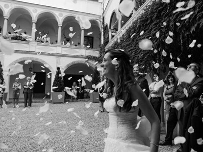 Hochzeit - Hochzeits-Stil: Vintage - Rosenregen im Arkadenhof - Schloss Ernegg