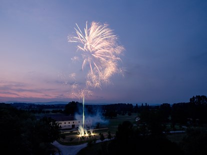 Hochzeit - Art der Location: privates Anwesen - Österreich - Mit einem abschließenden Feuerwerk lässt sich die Hochzeitsfeier herrlich abrunden. - Schloss Ernegg