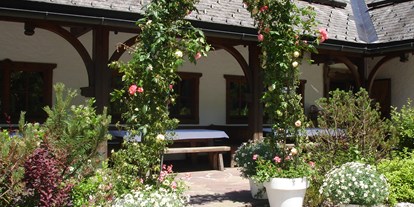 Hochzeit - Art der Location: Bauernhof/Landhaus - Thalgau - Der Blumeneingang zum Laimer Urschlag in Strobl. - Laimer-Urschlag