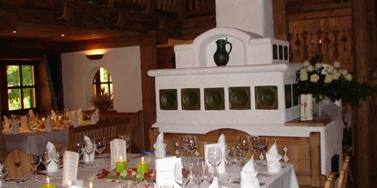Hochzeit - Hochzeits-Stil: Urban Chic - Ebensee - Der gemütliche Kamin im Festsaal des Laimer Urschlag in Strobl. - Laimer-Urschlag