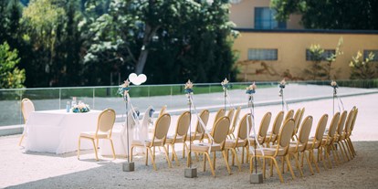 Hochzeit - Umgebung: mit Seeblick - Eine Trauung im Freien auf Schlosshotel Velden. - Falkensteiner Schlosshotel Velden