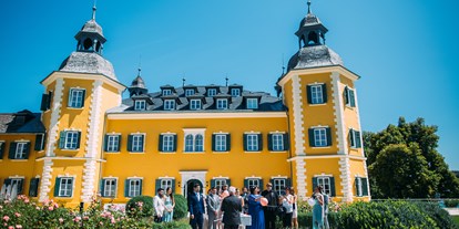 Hochzeit - Umgebung: mit Seeblick - Fotoshooting mit der Hochzeitsgesellschaft auf Schlosshotel Velden. - Falkensteiner Schlosshotel Velden