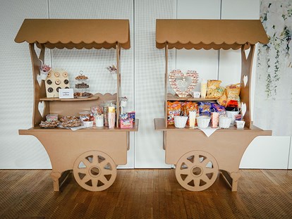 Hochzeit - Art der Location: im Freien - Unsere Candy-Bar-Wagen können sowohl süß als auch salzig bestückt werden. - Das Schloss an der Eisenstrasse****