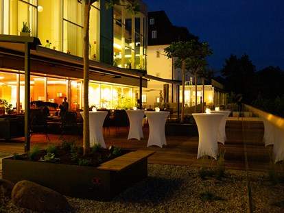 Hochzeit - Art der Location: Restaurant - Gemütliche Atmosphäre auf der Holzterrasse vor dem Schlosscenter. - Das Schloss an der Eisenstrasse****