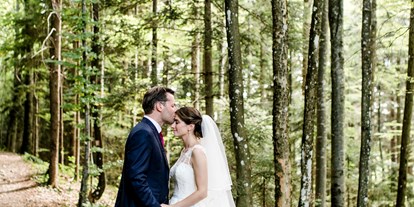 Hochzeit - Herbsthochzeit - Munderfing - Foto im angrenzenden Wald - Ansitz Wartenfels
